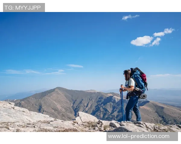 姚明如同一座高耸入云的山峰展现出无与伦比的力量与优雅